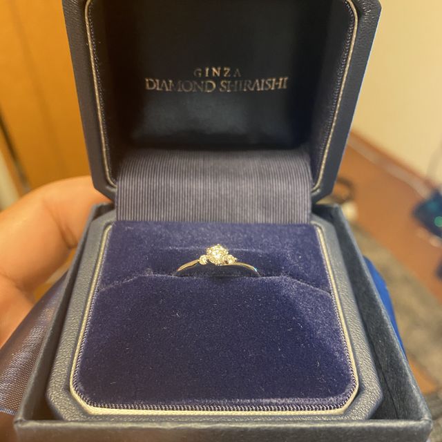 【銀座ダイヤモンドシライシの口コミ】 センターのダイヤモンドに加え両サイドにさりげなく2つの小さなダイヤがあ…