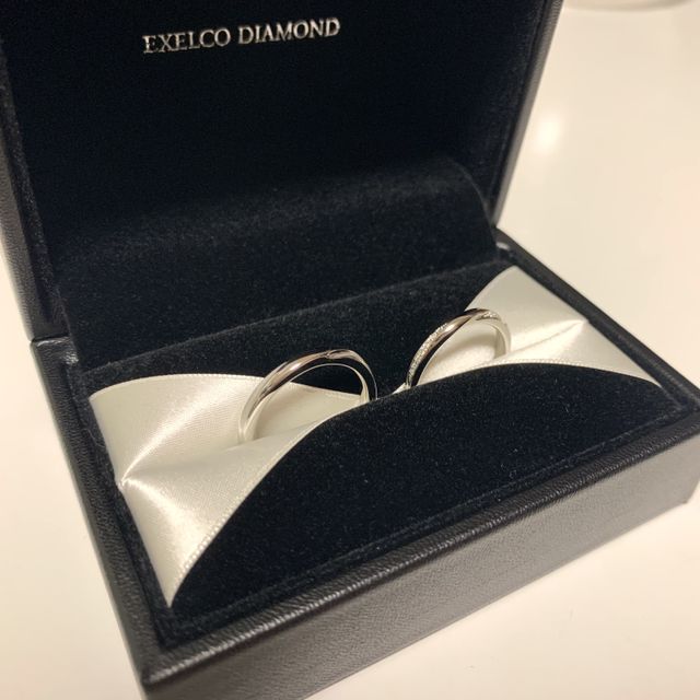 【エクセルコダイヤモンド(EXELCO DIAMOND)の口コミ】 婚約指輪をシンプルなデザインにしていたため、自分の指に馴染みやすい太…