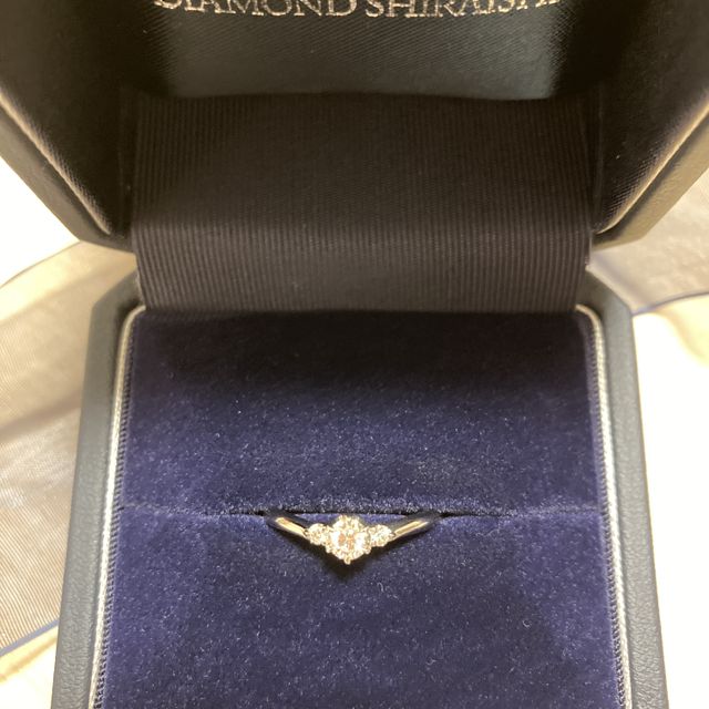 【銀座ダイヤモンドシライシの口コミ】 華奢であり、エレガントなデザインに惹かれました。真ん中が大きなダイヤ…