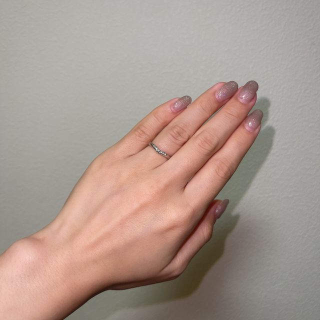 【銀座ダイヤモンドシライシの口コミ】 指輪のデザインがVにカーブしていて、指が長く綺麗に見えるものだったので…