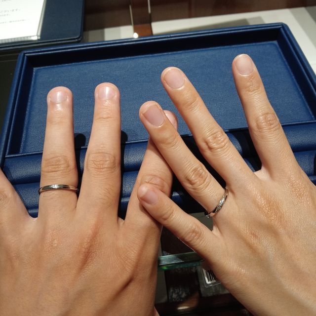 【銀座ダイヤモンドシライシの口コミ】 新郎の指輪について、他のブランドでは存在感が強いものばかりだったが、…