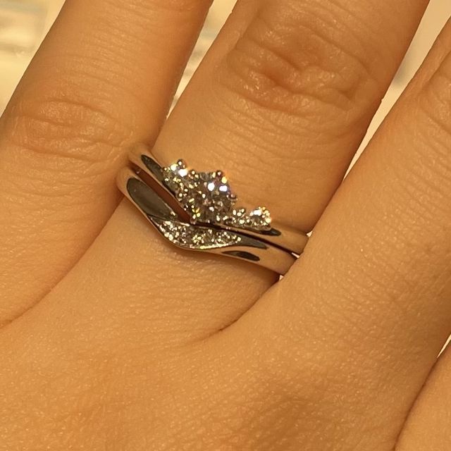 【銀座ダイヤモンドシライシの口コミ】 価格はかなりお手頃。
特に婚約指輪のセンターダイヤモンドがお安かったの…