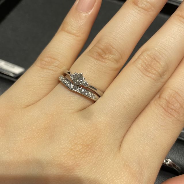 【銀座ダイヤモンドシライシの口コミ】 こちらの婚約指輪のセットの結婚指輪は2種類あり、
ダイヤが何個か入った…