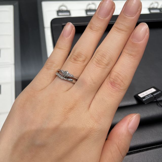 【ラザール ダイヤモンド(LAZARE DIAMOND)の口コミ】 婚約指輪のデザインは大満足です。結婚指輪はエタニティがあったら満点で…