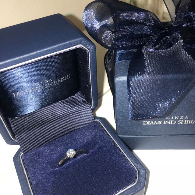 【銀座ダイヤモンドシライシの口コミ】 3店目に入ったお店でした。
指にはめたときに1番馴染んだので決めました。…