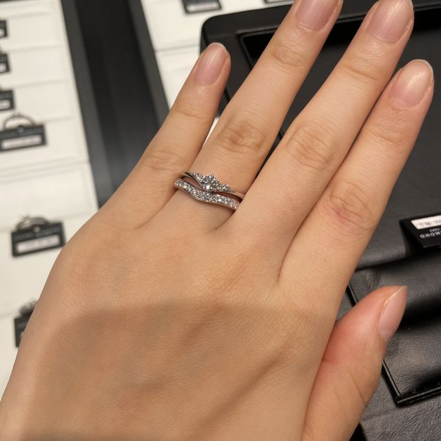 【ラザール ダイヤモンド(LAZARE DIAMOND)の口コミ】 V字のエタニティを探していてほとんど種類はなかったのですが、その日たま…