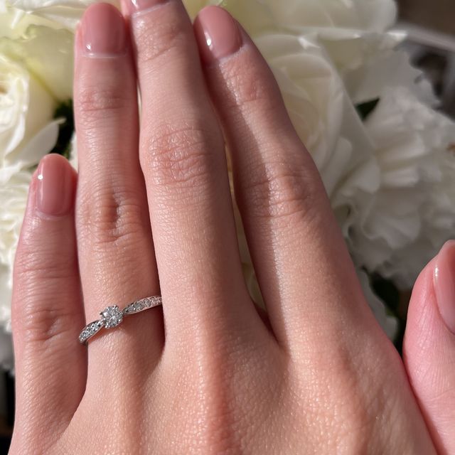 【ティファニー(Tiffany & Co.)の口コミ】 一目惚れで試着し、周りにもダイヤがついてるのが可愛くてこちらにしまし…