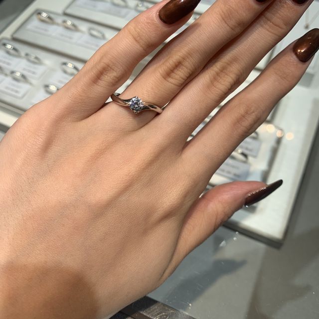 【アイプリモ(I-PRIMO)の口コミ】 流れるタイプの方が指にフィットする感じはありました。流れるタイプも種…