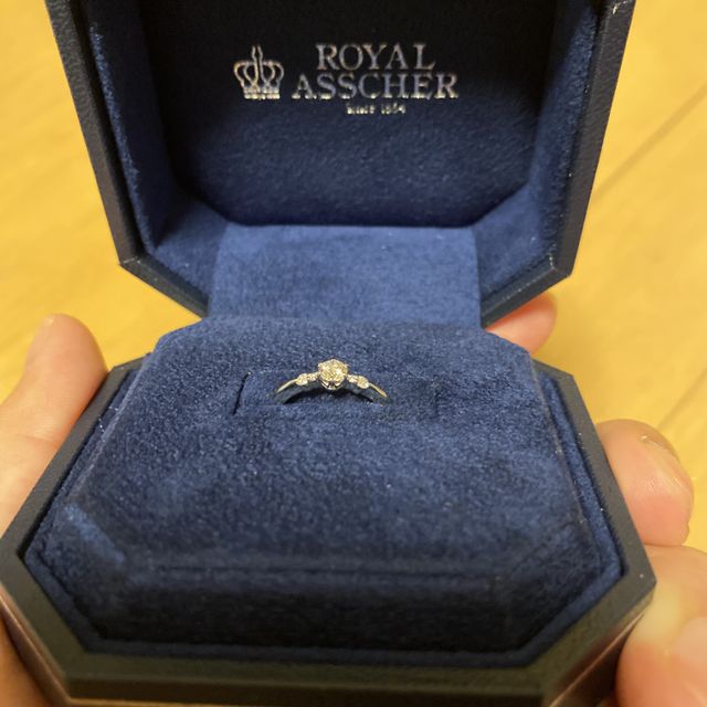【ROYAL ASSCHER(ロイヤル・アッシャー)の口コミ】 元々ネットで形や人気ブランドを調べていたので、ある程度候補を絞ってお…