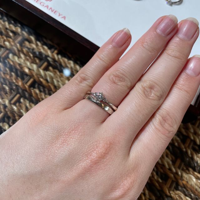 【杢目金屋(もくめがねや)の口コミ】 オリジナルの桜柄カットが施されたダイヤモンドや、木目をイメージした指…