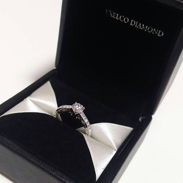 【エクセルコダイヤモンド(EXELCO DIAMOND)の口コミ】 半周をぐるっと覆うメレダイヤの輝きと、台座に乗った一粒石の品質の良さ…