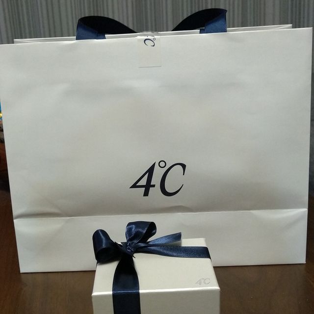 【4℃ BRIDAL(ヨンドシーブライダル)の口コミ】 色々着けさせて貰って、悩みまくって最終的にこれだって思ったものにしま…