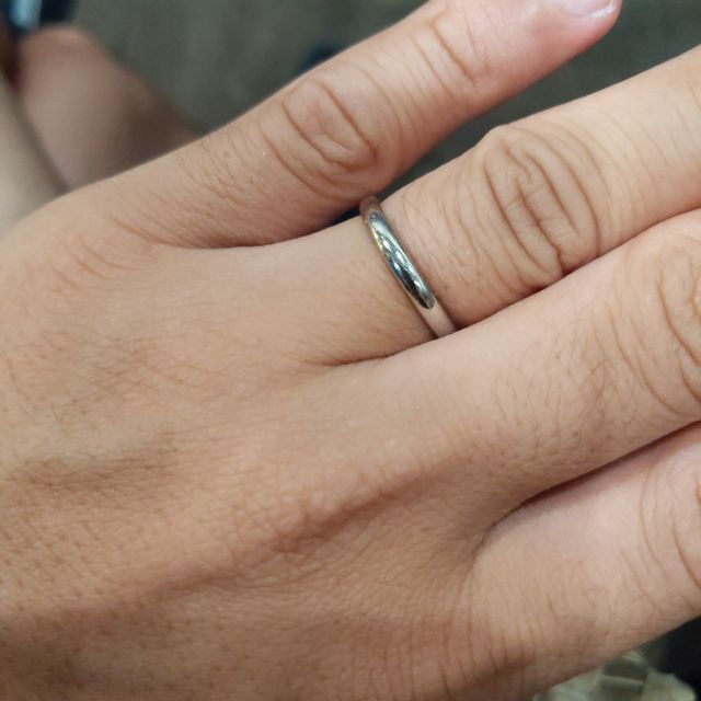 【銀座ダイヤモンドシライシの口コミ】 結婚指輪の決めてとして、リングが細めでダイヤモンドがありシンプルなデ…