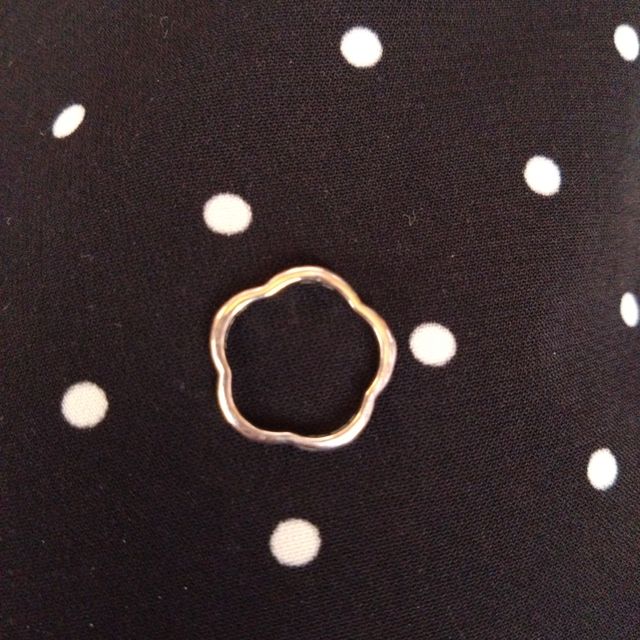 【シャネル(CHANEL)の口コミ】 丸いタイプではなく、お花の形のとてもかわいいリングです。若い頃見て、…