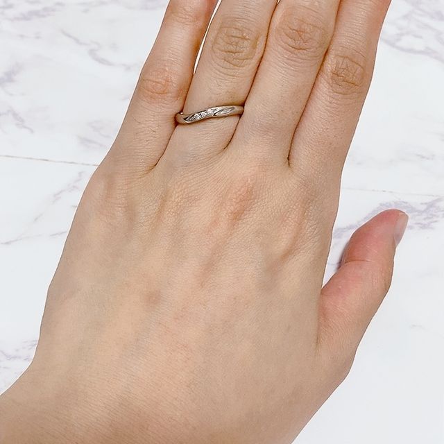 【銀座ダイヤモンドシライシの口コミ】 婚約指輪とのセットリングだったため。紺を基調とした高級感のある指輪ケ…