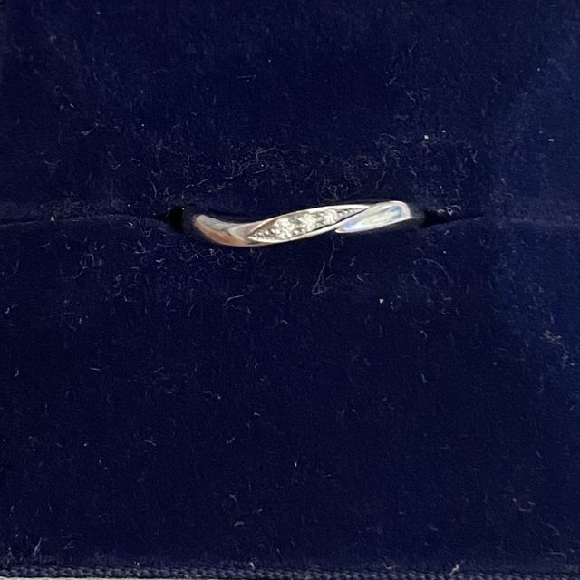 【銀座ダイヤモンドシライシの口コミ】 婚約指輪とのセットリングだったため。紺を基調とした高級感のある指輪ケ…