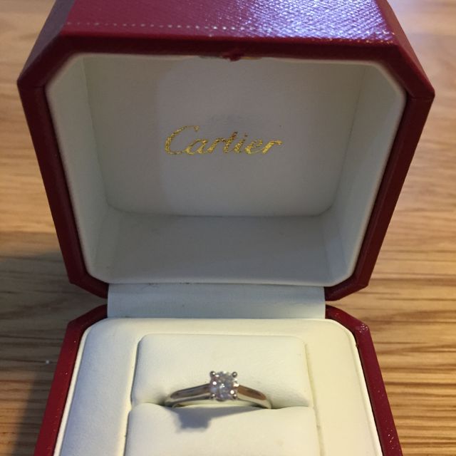 【カルティエ(Cartier)の口コミ】 重ね付けを考えていたのでシンプルな1粒ダイヤのデザインにすることは以前…