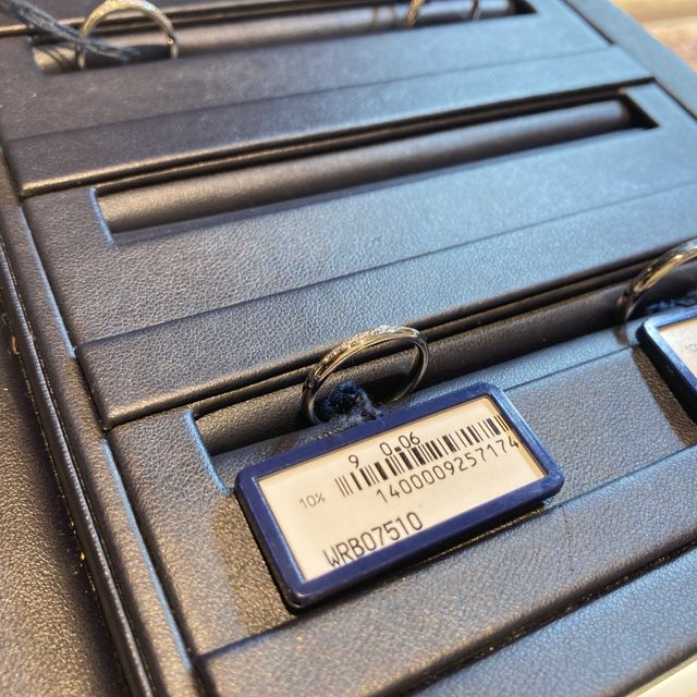 【ROYAL ASSCHER(ロイヤル・アッシャー)の口コミ】 フロリアードはメレダイヤの配置があまり他のブランドでは見かけないデザ…