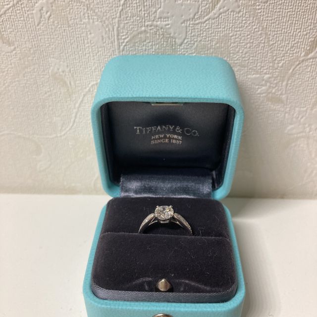 【ティファニー(Tiffany & Co.)の口コミ】 プロポーズの際にいただきました。引っかかりの少ない高さ、メレダイヤ付…