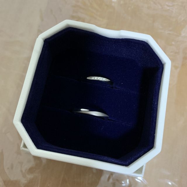 【4℃ BRIDAL(ヨンドシーブライダル)の口コミ】 デザインがウェーブのもの
ダイヤがついていたもの
なおかつ予算内で納め…