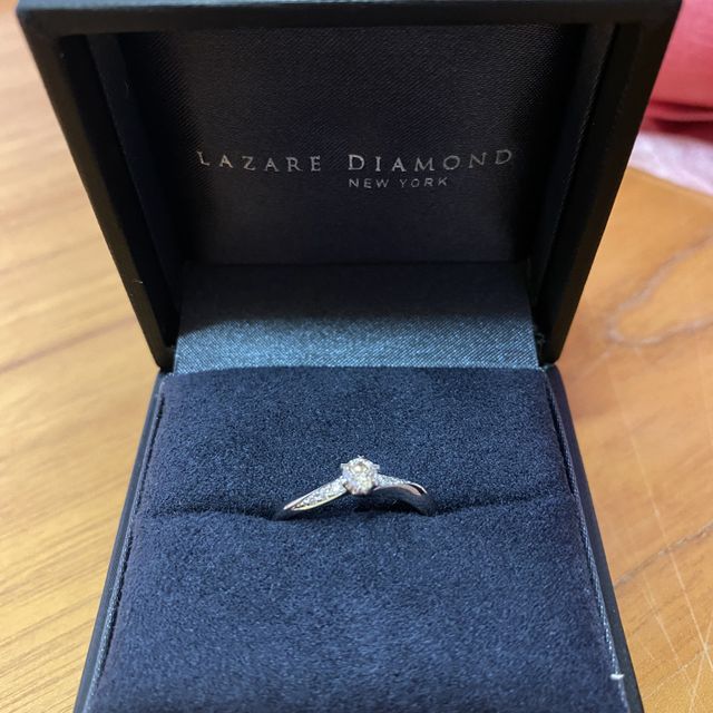 【ラザール ダイヤモンド(LAZARE DIAMOND)の口コミ】 ウェーブをかかったやつを探していて
中央にメインダイヤがあって
横に流…