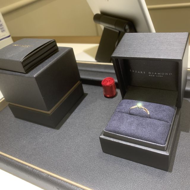 【ラザール ダイヤモンド(LAZARE DIAMOND)の口コミ】 ダイヤモンドの輝きがステキで選びました。
一目惚れです！

デザインは、…