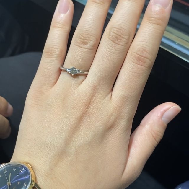 【ラザール ダイヤモンド(LAZARE DIAMOND)の口コミ】 大きいダイヤの両脇に小さなダイヤが施されているものを探していました。…