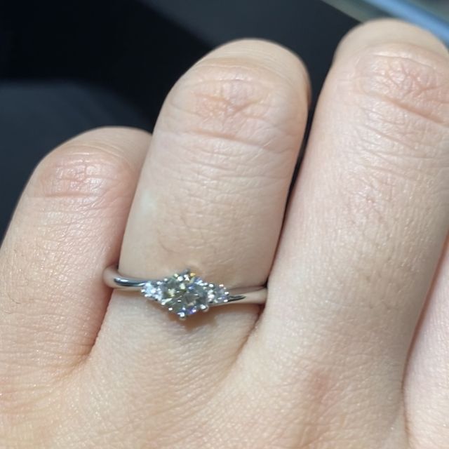 【ラザール ダイヤモンド(LAZARE DIAMOND)の口コミ】 大きいダイヤの両脇に小さなダイヤが施されているものを探していました。…