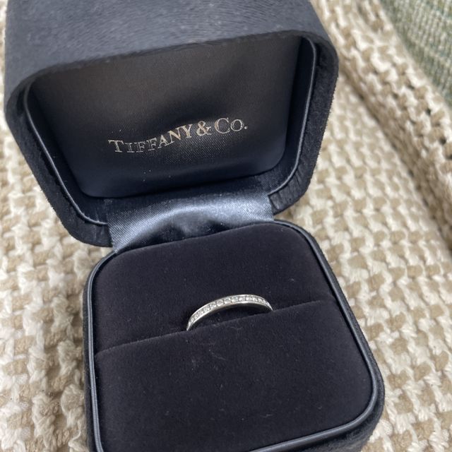 【ティファニー(Tiffany & Co.)の口コミ】 婚約指輪と結婚指輪で兼用できるものを探しました。なので、見るからに婚…