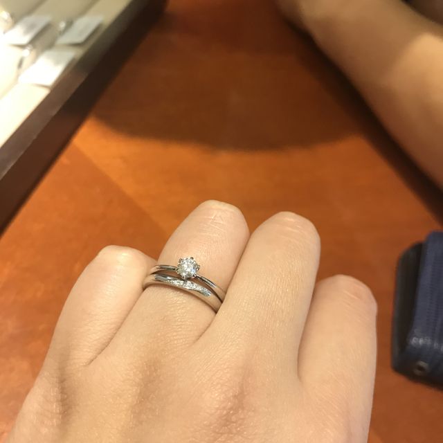 【TRECENTI(トレセンテ)の口コミ】 形やダイヤの質、婚約指輪と重ねてつけた際に合ってるかできめました。ダ…