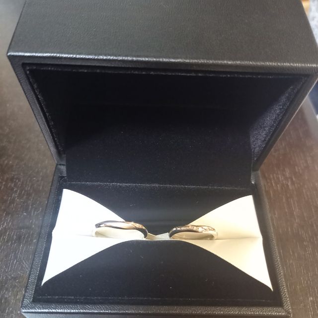 【エクセルコダイヤモンド(EXELCO DIAMOND)の口コミ】 指が長くないため、少しでも指が長く見えるデザインを選びました。そのな…