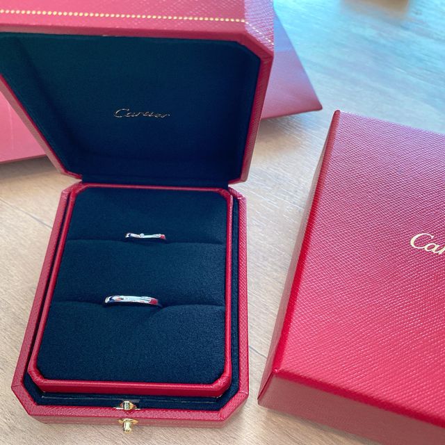 【カルティエ(Cartier)の口コミ】 曲線を描いた指輪のデザインが気に入りました。
シンプルですが、着用した…
