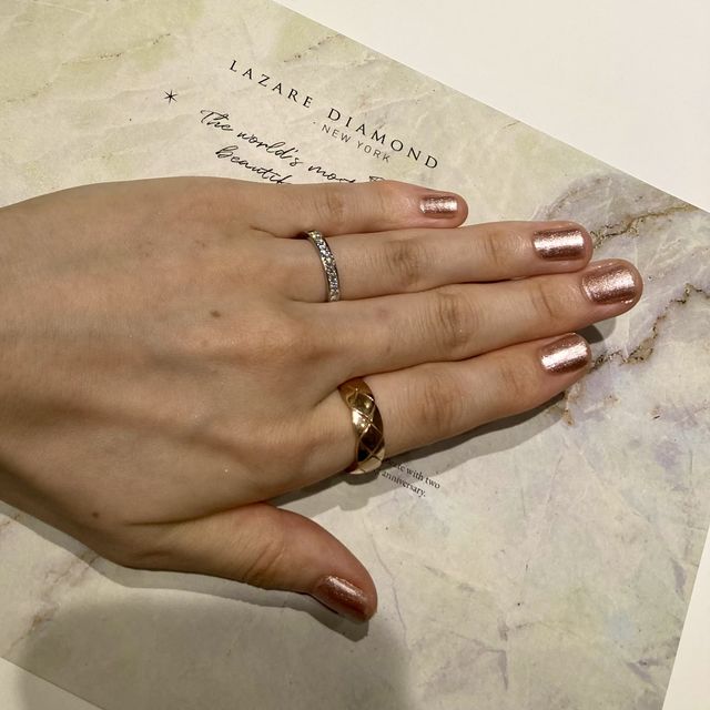 【ラザール ダイヤモンド(LAZARE DIAMOND)の口コミ】 王道のレール留めタイプのハーフエタニティです。サンプル品なので全部10…