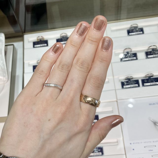 【ROYAL ASSCHER(ロイヤル・アッシャー)の口コミ】 ハーフエタニティを中心に試着させていただいてます。
ストレート、ウェー…
