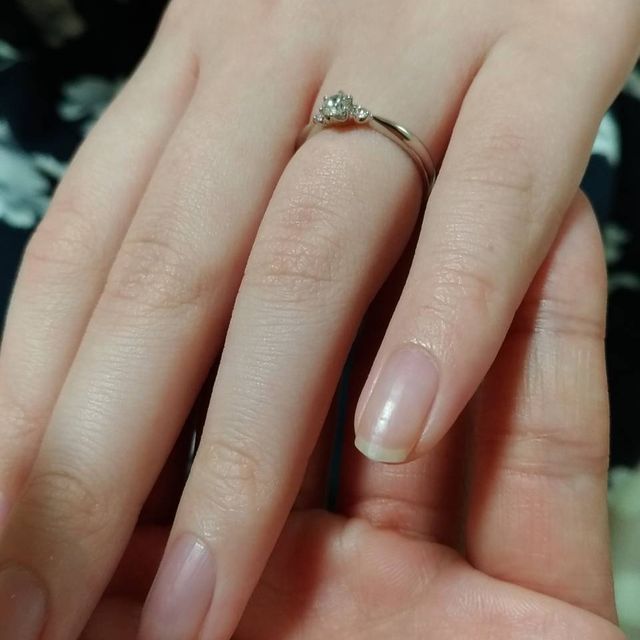 【garden(ガーデン)の口コミ】 デザインは細身で、小さめのダイヤが両横に一つずつついています。その2つ…