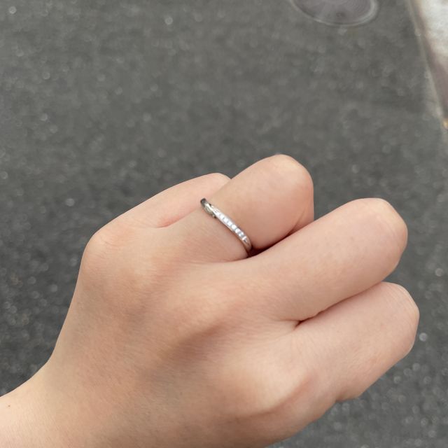 【俄(にわか)の口コミ】 指輪のデザインとしてダイヤが半分、半分はプラチナのみのものを探してお…