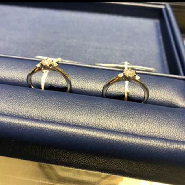 【銀座ダイヤモンドシライシの口コミ】 中央のダイヤの両サイドにもダイヤがあるので手元は華やかになると思いま…