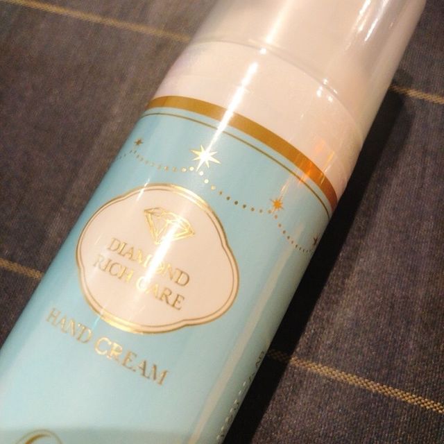 【銀座ダイヤモンドシライシの口コミ】 中央のダイヤの両サイドにもダイヤがあるので手元は華やかになると思いま…