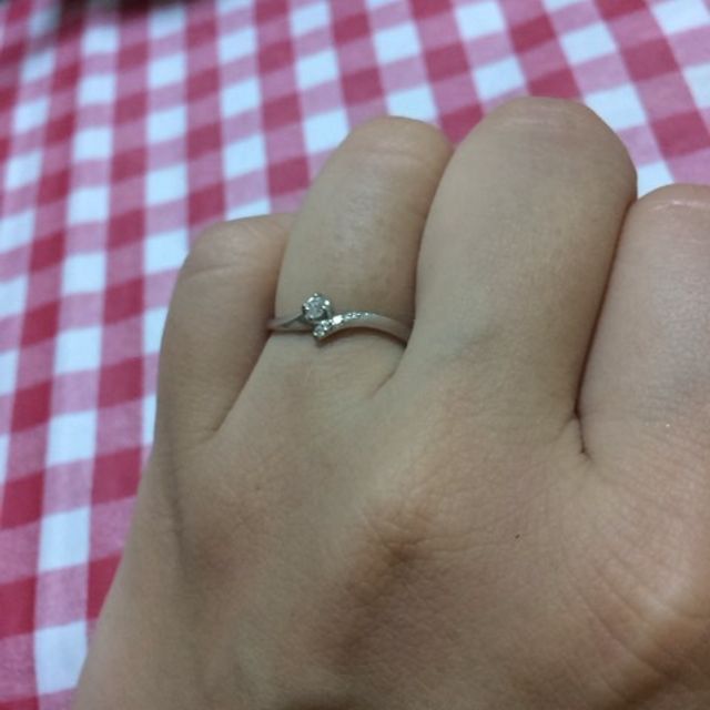 【4℃ BRIDAL(ヨンドシーブライダル)の口コミ】 特別な日だけではなく、普段からも頻繁に見につけたかったので、シンプル…