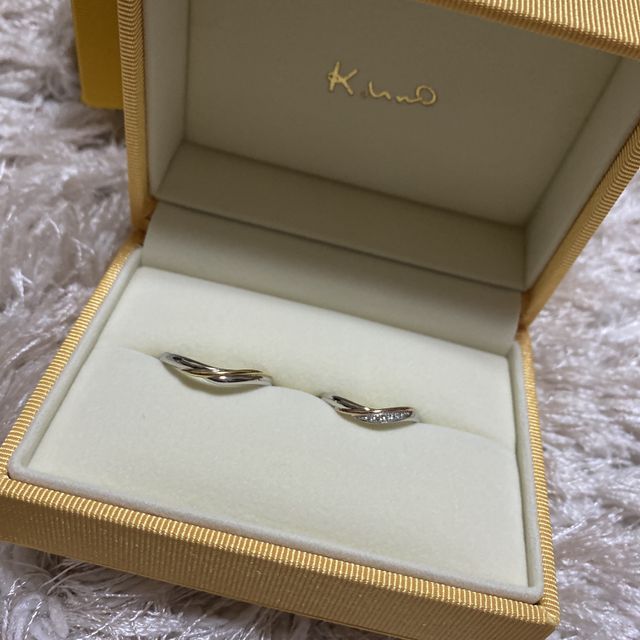 【ケイウノ ブライダル(K.UNO BRIDAL)の口コミ】 軽く湾曲したデザインで指が長く見えるとのことでした。
夫婦共にとても気…