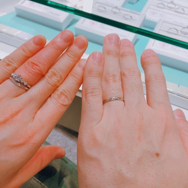 【VENUS TEARS(ヴィーナスティアーズ)の口コミ】 婚約指輪をメインで探していた際に、できれば結婚指輪と重ね付けして使用…