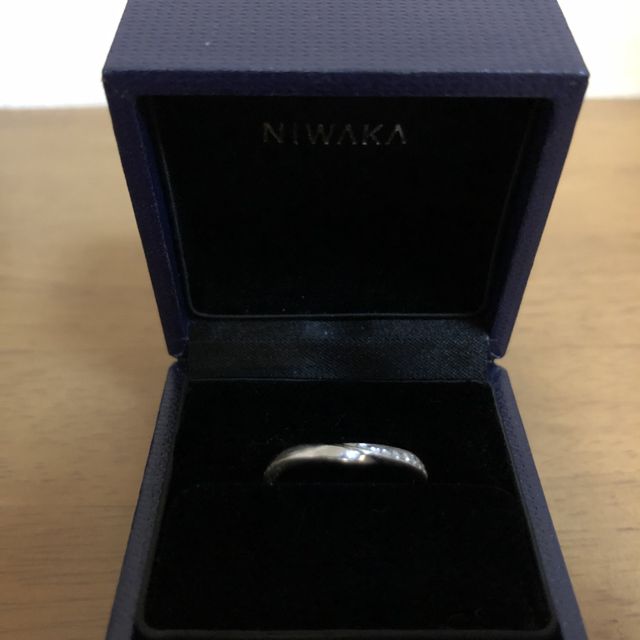【俄(にわか)の口コミ】 リングの緩やかなカーブが指が綺麗に見えることで選びました。
また「清ら…
