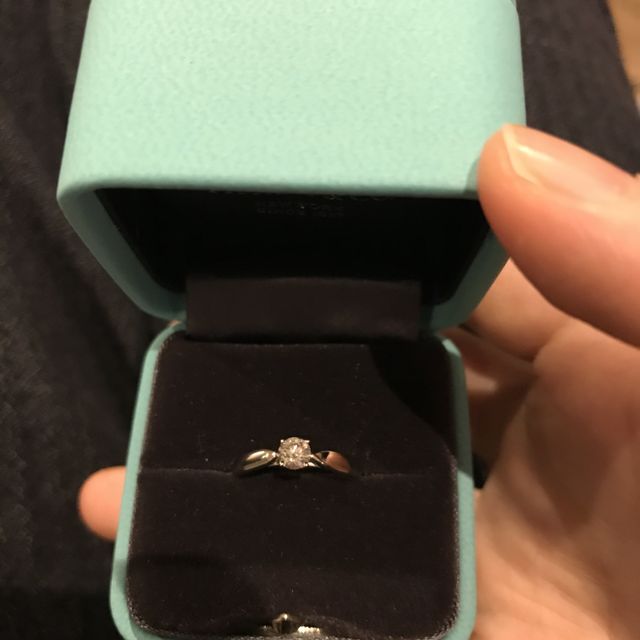 【ティファニー(Tiffany & Co.)の口コミ】 ダイヤの存在感がありながらも、可愛さもありとても気に入りました。シン…