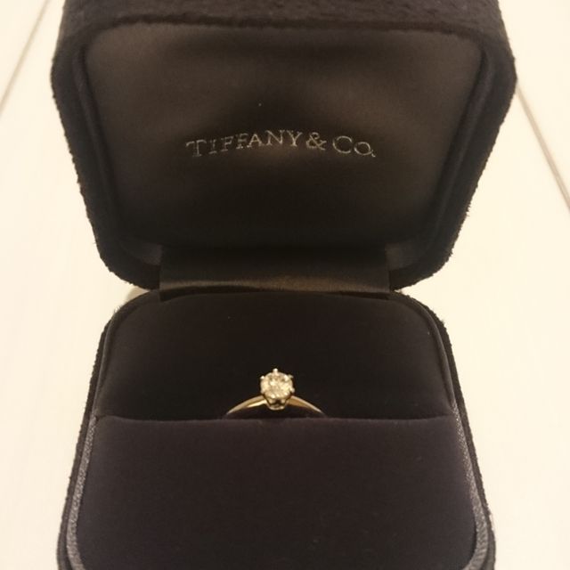 【ティファニー(Tiffany & Co.)の口コミ】 昔から婚約指輪は、1粒ダイヤ、立爪の王道のティファニーセッティングと決…