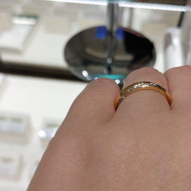 【festaria bijou SOPHIA(フェスタリア ビジュソフィア)の口コミ】 ゴールド素材のダイヤ付きの結婚指輪です。ダイヤが左下から右上に流れる…