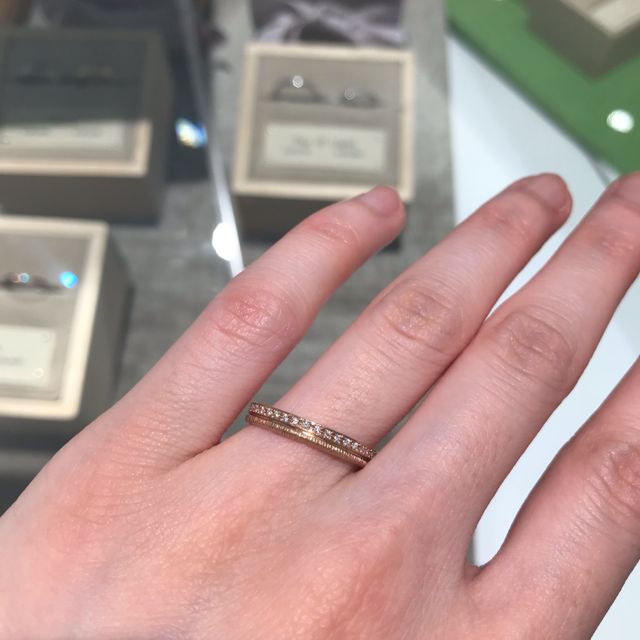 【YUKA HOJO(ユカホウジョウ)の口コミ】 色がピンクゴールドで、キラキラもついてるデザインがよく、ゼクシィアプ…