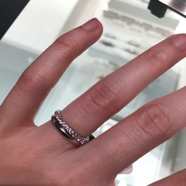 【ティファニー(Tiffany & Co.)の口コミ】 シンプルなリングとエタニティリング2つを重ねづけで検討しておりました。…