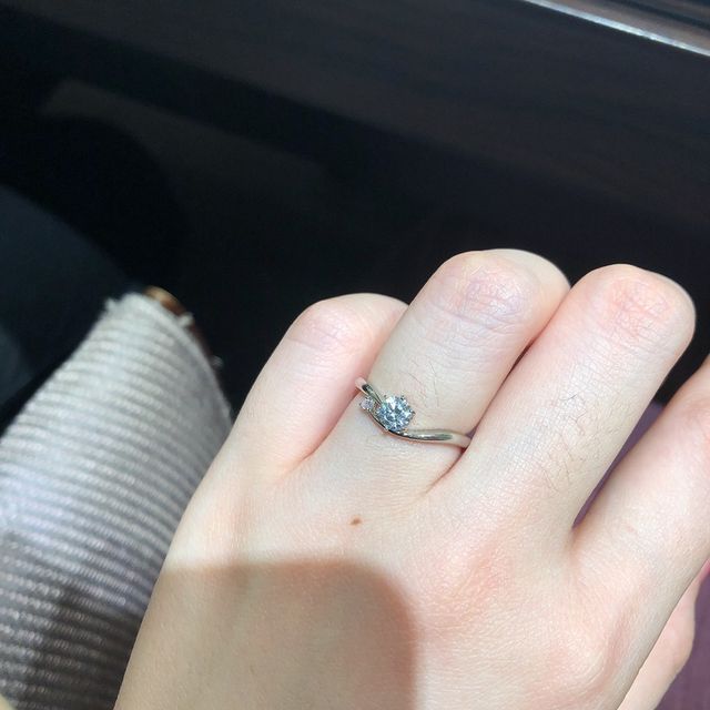 【アイプリモ(I-PRIMO)の口コミ】 婚約指輪でダイヤが大きくて、ゴージャスでした。
曲がったデザインがすご…