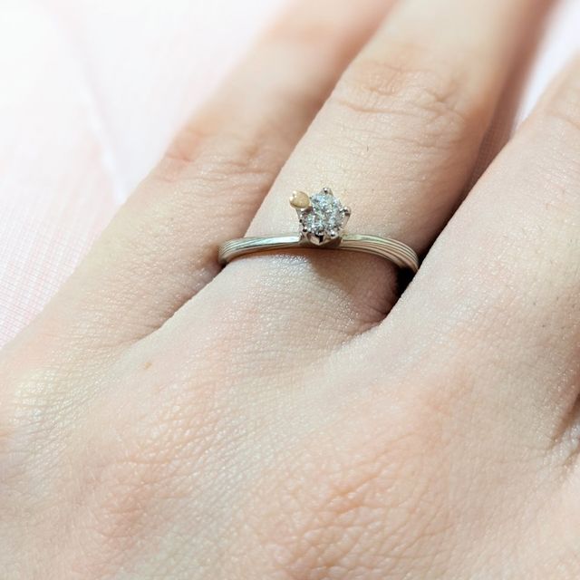 【杢目金屋(もくめがねや)の口コミ】 木目がとても可愛かったです。
自分で好きな色、木目、石が選べるので、自…