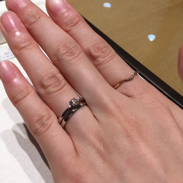 【俄(にわか)の口コミ】 婚約指輪はシンプルで重ねてつけられるストレートなデザインの「ことのは…